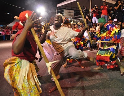 We go play them, we go kill them ». Musique et stick-fighting à Trinidad